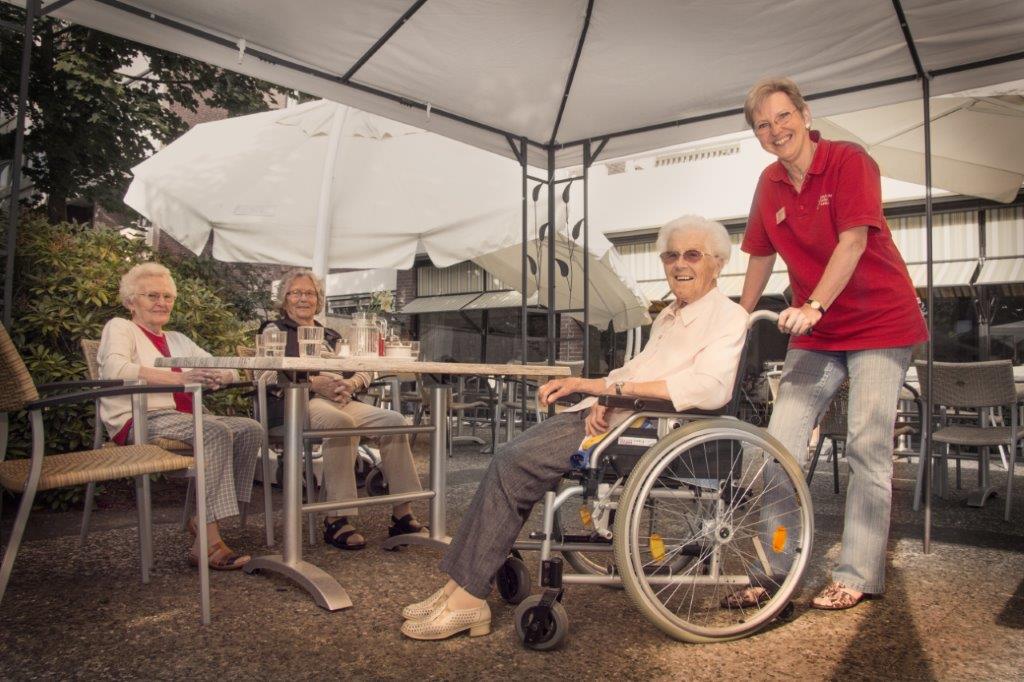 Rote Engel besuchen Senioren